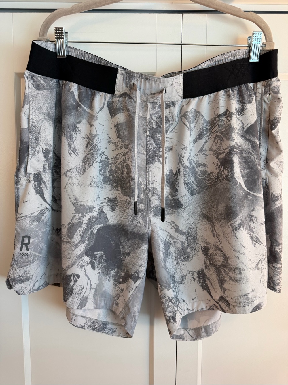 RHONE Men's Gray Marble Print Athletic Shorts with Black Waistband